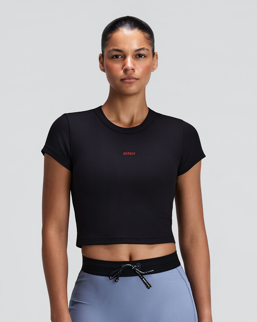 女款 Vituccia 短版機能 T 恤黑色正面
