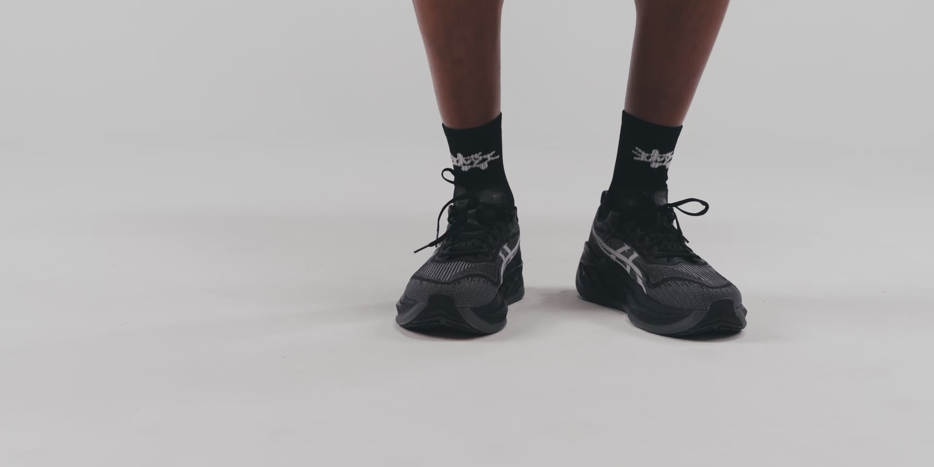 Cushion Run "Sunburst" Quarter Socks - Black / White (2 Pack)